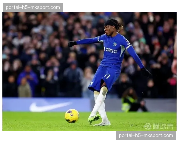 特写：切尔西边锋马杜埃凯右路连续踩单车后送出弧线传中助队友破门