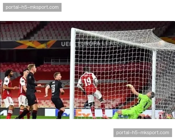 比赛中突发:富勒姆对阵狼队因现场照明系统故障中断25分钟 比赛中突发:富勒姆对阵狼队因现场照明系统故障中断25分钟