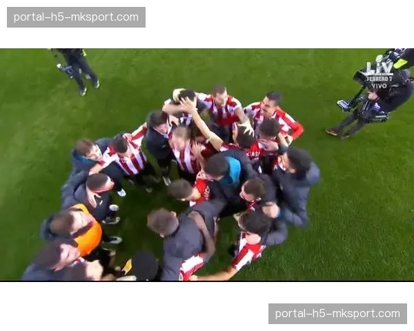 终场哨响，毕尔巴鄂竞技全队围拥老将穆尼亚因庆祝欧冠资格